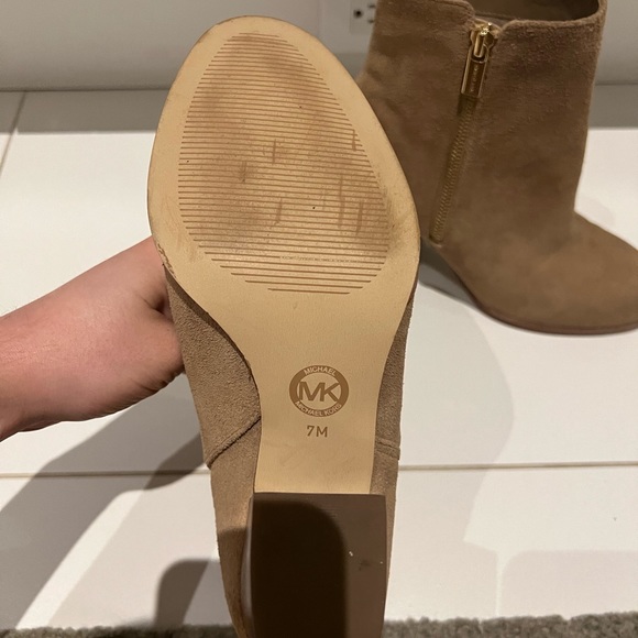 Tan Michael Kors Ankle Booties- like new! Size 7 - Picture 3 of 10